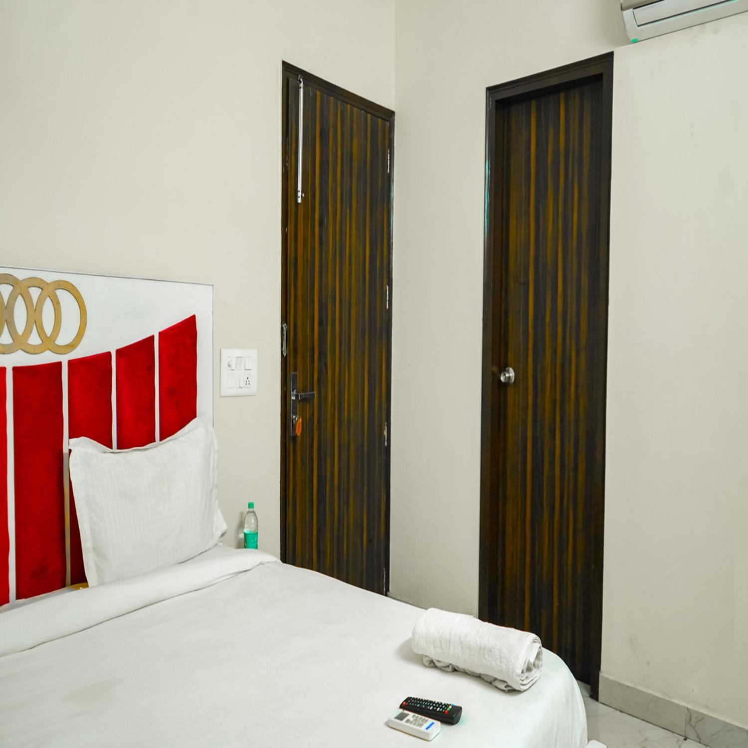 Hotel De Moon Residency-National Highway-8, Mahipalpur,